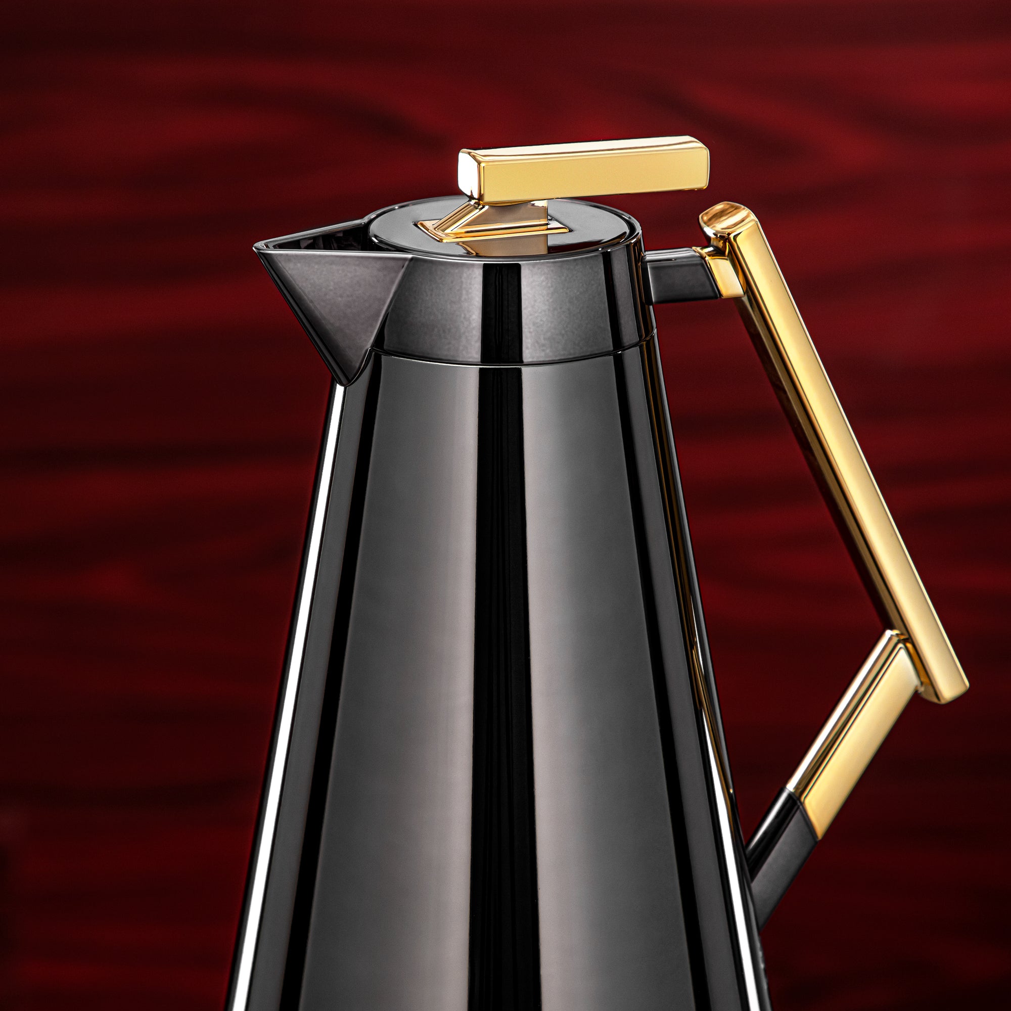 طقم ترامس المرجان 0.7 لتر و1 لتر باللون الأسود المطفي والذهبي