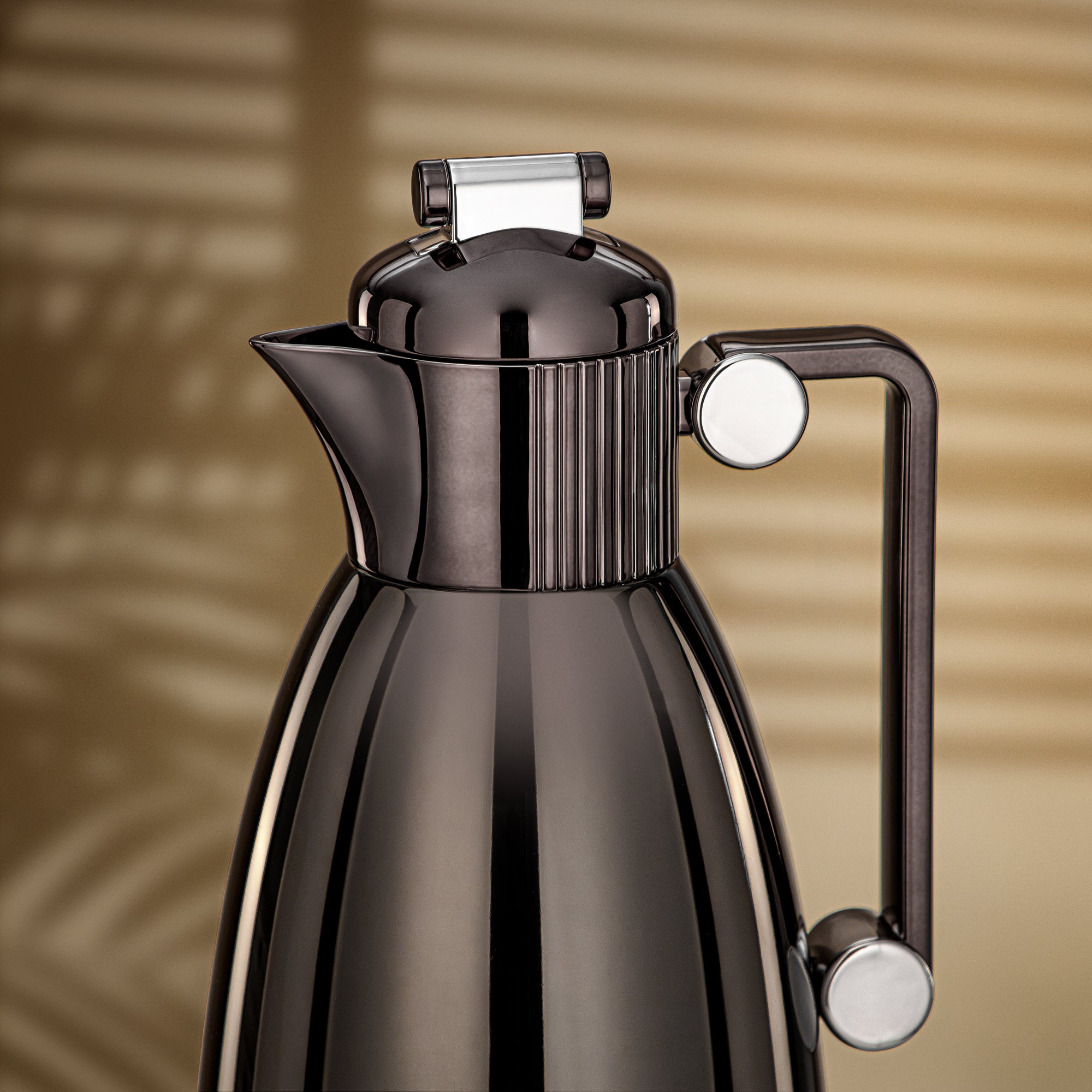 طقم ترامس المرجان 0.7 لتر و1 لتر باللون الأسود المعدني والفضي