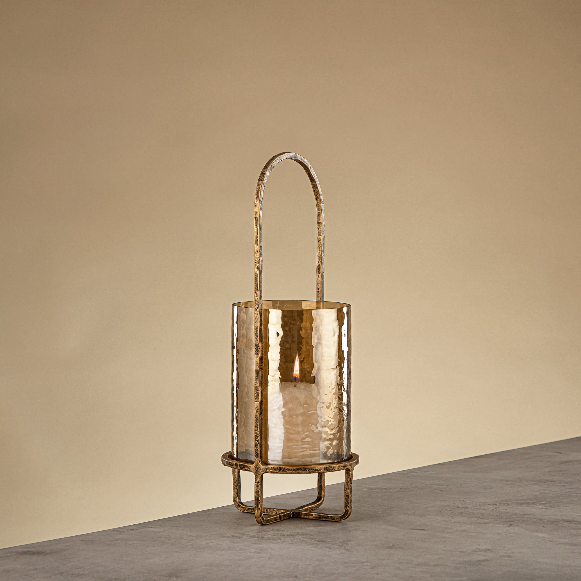 Almarjan Miles Hurricane Lantern Hammered Copper Brown Glass 13.5x13.5x36 CM Antique Gold Stand (GMT2960003)