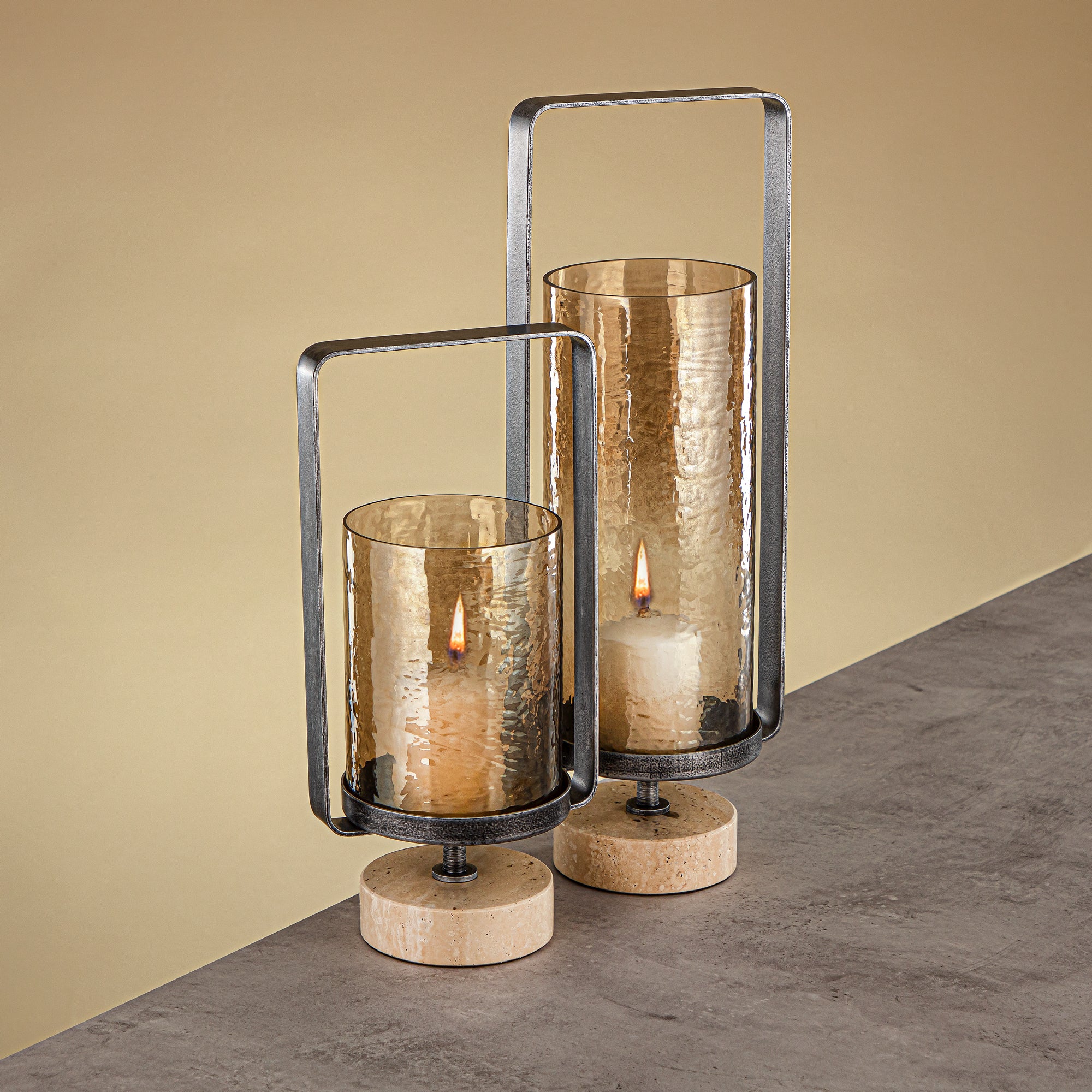 فانوس إعصار المرجان كالون نحاس مطروق زجاج بني 15.5x12.5x32.5 سم قاعدة رمادية مصقولة وترافرتين (GMT2960028)