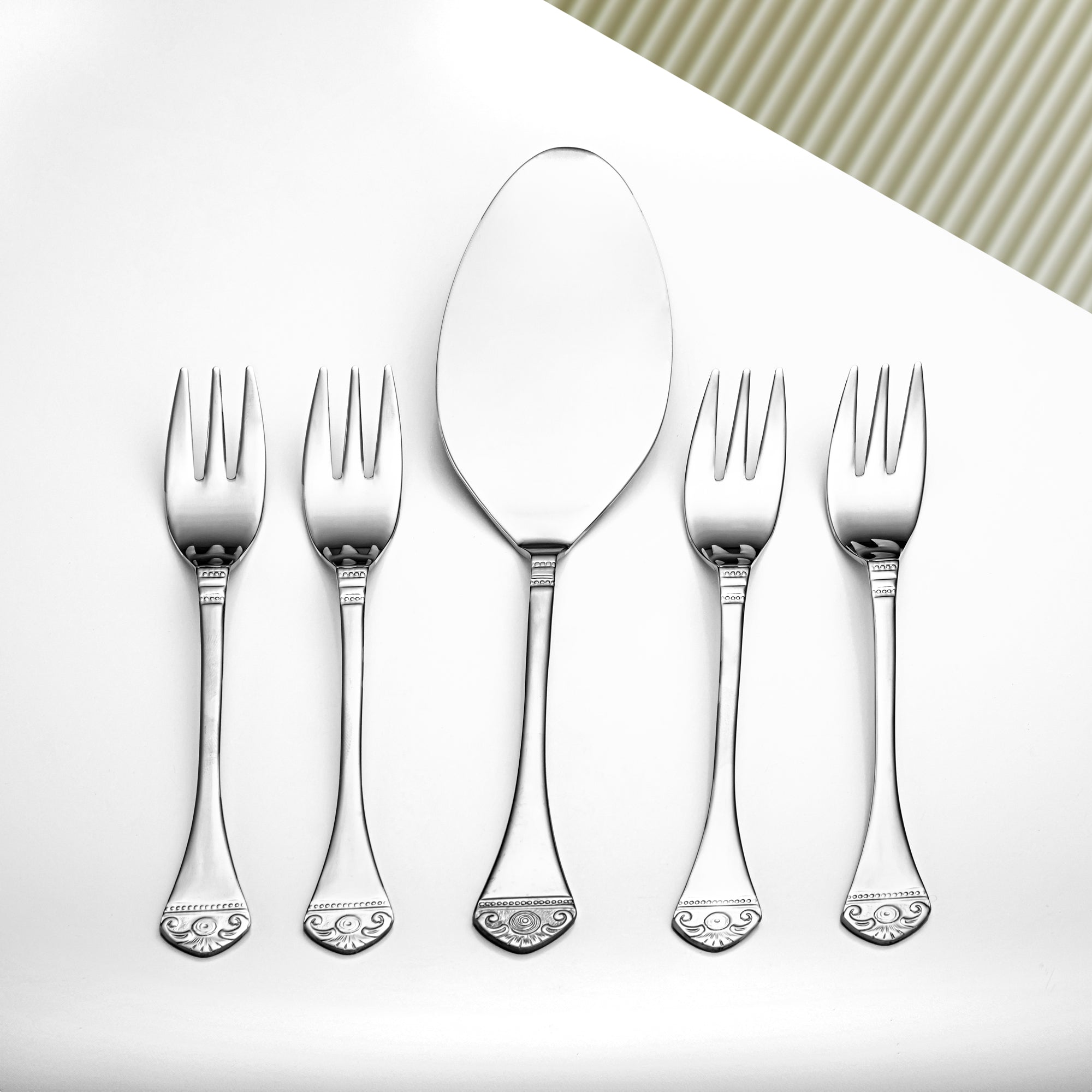 المرجان طقم كيك ستانلس ستيل ستيل 14 قطعة من مجموعة ليا فضي - STS2051275